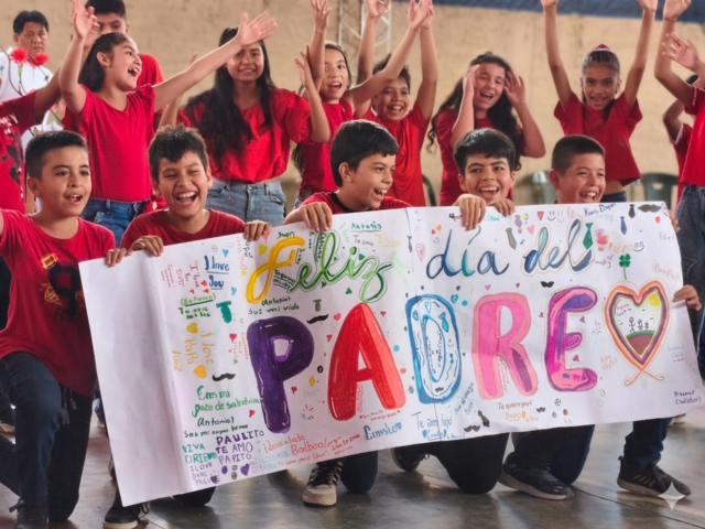 Estudiantes con cartel